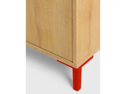 Armário de 2 portas cor carvalho e detalhes em vermelho.