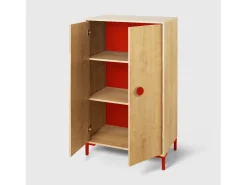 Armário de 2 portas cor carvalho e detalhes em vermelho.