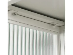 Armário de parede em estilo retrô com portas de vidro e prateleiras removíveis, ideal para salas de jantar e salas de estar, na cor branca.