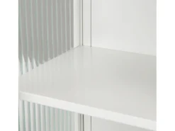 Armário de parede em estilo retrô com portas de vidro e prateleiras removíveis, ideal para salas de jantar e salas de estar, na cor branca.