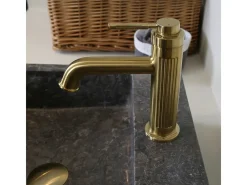 Art Deco Misturadora de lavatório baixa em dourado escovado Essebagno