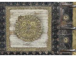 Baú de madeira de mangueira com detalhes em bronze