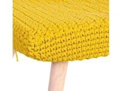 Banco de madeira com algodão trançado amarelo