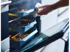 Bandeja para assar antiaderente Joseph Joseph Nest Oven, grande, empilhável, com alças fáceis de segurar, ideal para assar alimentos, cor azul.