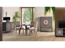 Buffet em metal cinza e marrom.