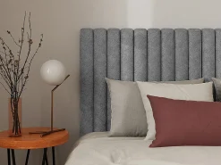 Cabeceira de cama com costuras verticais 160cm em tecido cinza SARAH