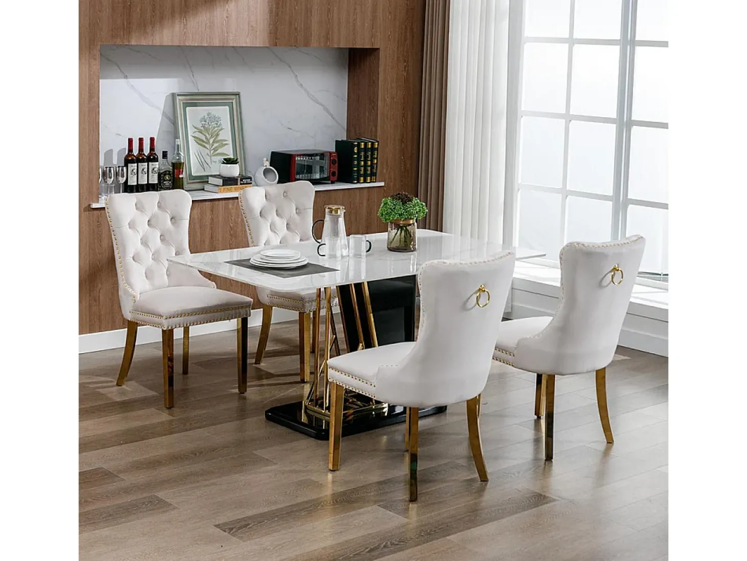 Cadeira de sala de jantar estofada com pés em aço inoxidável banhado a ouro, acabamento com tachas, revestimento em veludo, cor bege-dourado.
