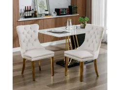 Cadeira de sala de jantar estofada com pés em aço inoxidável banhado a ouro, acabamento com tachas, revestimento em veludo, cor bege-dourado.