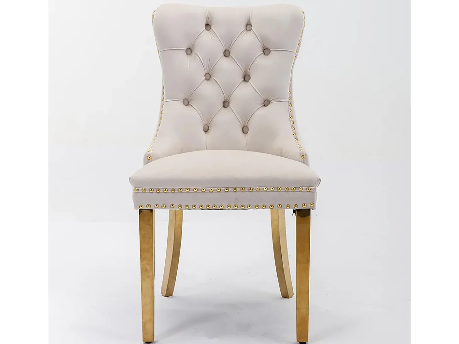 Cadeira de sala de jantar estofada com pés em aço inoxidável banhado a ouro, acabamento com tachas, revestimento em veludo, cor bege-dourado.