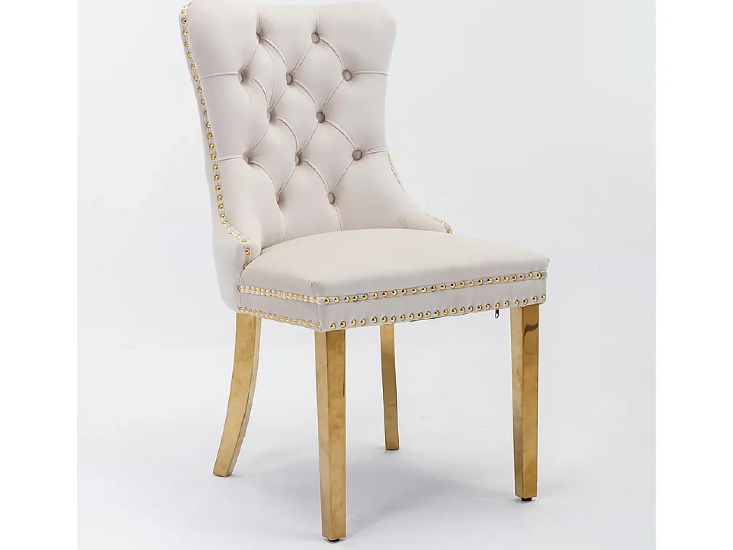 Cadeira de sala de jantar estofada com pés em aço inoxidável banhado a ouro, acabamento com tachas, revestimento em veludo, cor bege-dourado.
