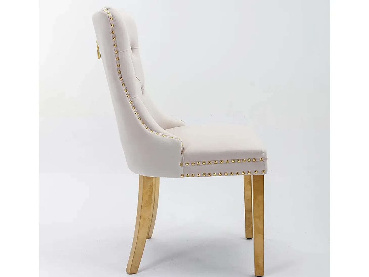 Cadeira de sala de jantar estofada com pés em aço inoxidável banhado a ouro, acabamento com tachas, revestimento em veludo, cor bege-dourado.