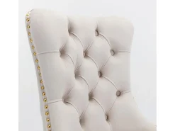 Cadeira de sala de jantar estofada com pés em aço inoxidável banhado a ouro, acabamento com tachas, revestimento em veludo, cor bege-dourado.