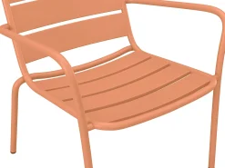 Cadeirão baixo de jardim empilhável em metal cor laranja claro - MIRMANDE de MYLIA