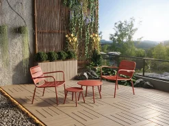 Cadeirão baixo de jardim empilhável em metal terracota - MIRMANDE