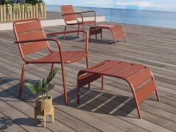 Cadeirão baixo de jardim empilhável em metal terracota - MIRMANDE