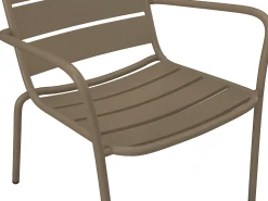 Cadeirão baixo de jardim empilhável em metal taupe - MIRMANDE de MYLIA