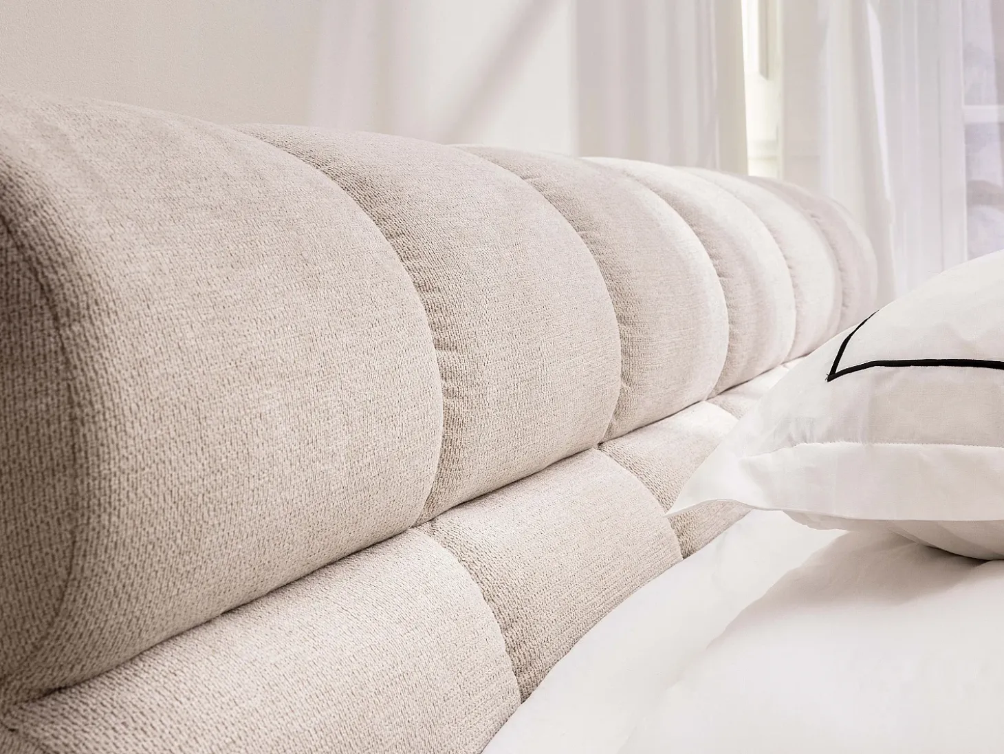 Cama com espaço de arrumação 180x200 cm tecido cor bege + colchão - FORVIK II