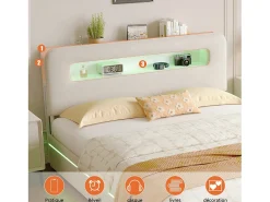 Cama de 140x200 cm em veludo bege com LEDs integrados, cabeceira com arrumação e sistema hidráulico.