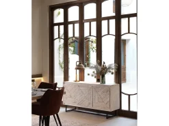 Candeeiro de mesa com abajur em fibra natural entrançada