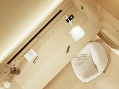 Candeeiro de mesa LED Beneito Faure - 5W, Luz quente, Para secretária, leitura e cabeceira, Carregamento sem fios, Cabeça ajustável - Cor branca​