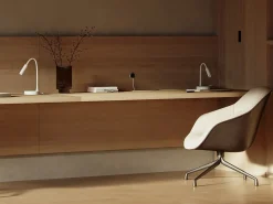 Candeeiro de mesa LED Beneito Faure - 5W, Luz quente, Para secretária, leitura e cabeceira, Carregamento sem fios, Cabeça ajustável - Cor preta​
