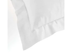 Capa de Almofada Branca "Lina" 63x63cm com Volante Plano 100% Algodão Oeko-Tex