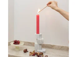 Castiçais de mármore branco com design geométrico distintivo