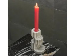 Castiçais de mármore branco com design geométrico distintivo