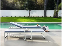 Chaise longue em alumínio branco e fibra sintética branca com almofada azul