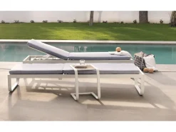 Chaise longue em alumínio branco e fibra sintética branca com almofada azul