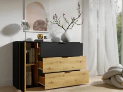 Cômoda TUNALO com 3 gavetas e 1 porta, nas cores preta e natural.