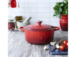 Cocotte redonda de ferro fundido esmaltado Signature 28cm Cerise com tampa de aço inoxidável resistente ao calor