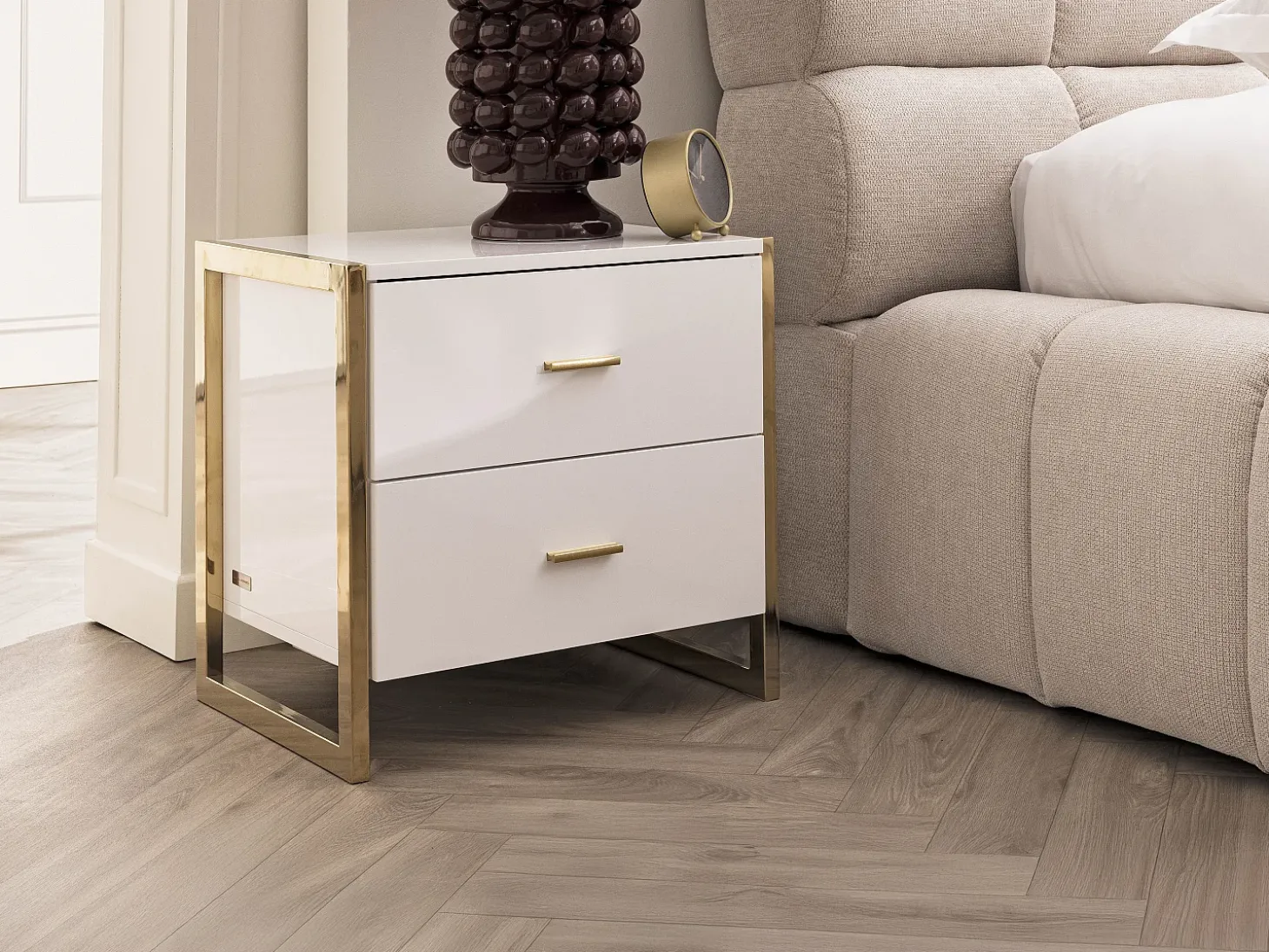 Conjunto 2 mesas cabeceira 2 gavetas MDF lacado branco e dourado OMBRELIA Pascal Morabito