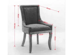 Conjunto de 2 cadeiras bege com pernas curvas em madeira e acabamento em tachas