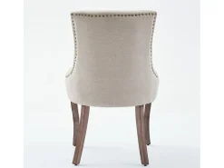 Conjunto de 2 cadeiras bege com pernas curvas em madeira e acabamento em tachas
