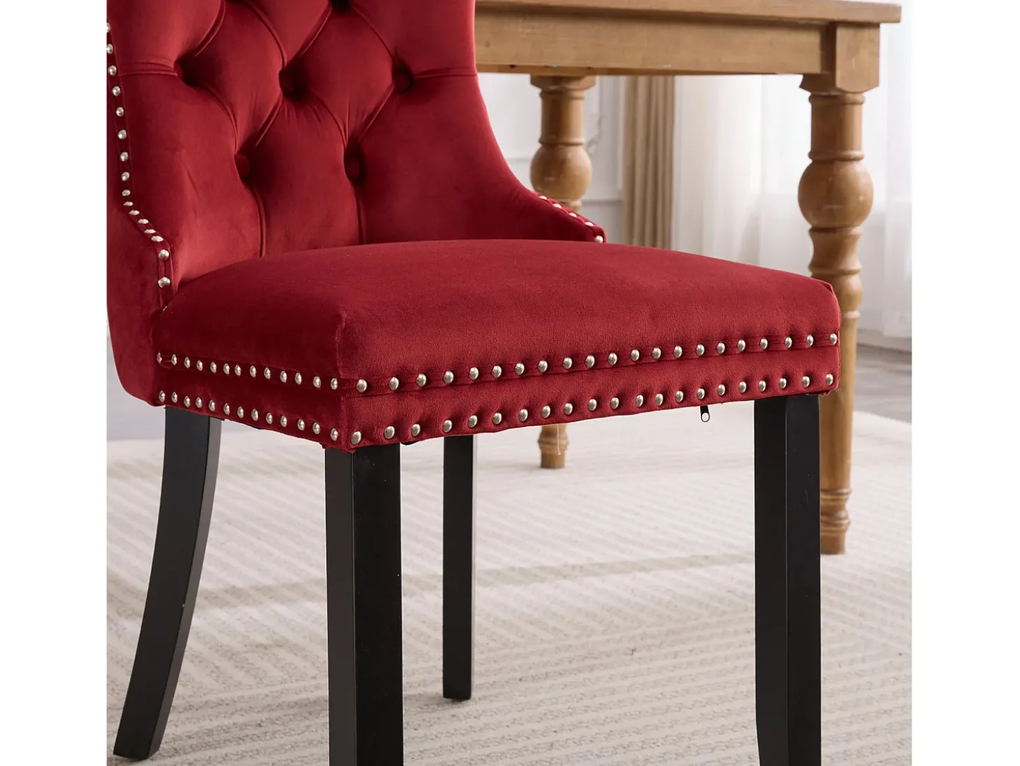 Conjunto de 2 cadeiras em veludo - Pés em madeira e tachas decorativas - Cor bordeaux