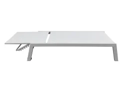 Conjunto de 2 espreguiçadeiras BARBADOS em textilene branco e mesa de apoio - alumínio branco