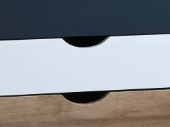 Conjunto de 2 mesas de cabeceira com 3 gavetas, nas cores branco natural e azul marinho - LURVIA