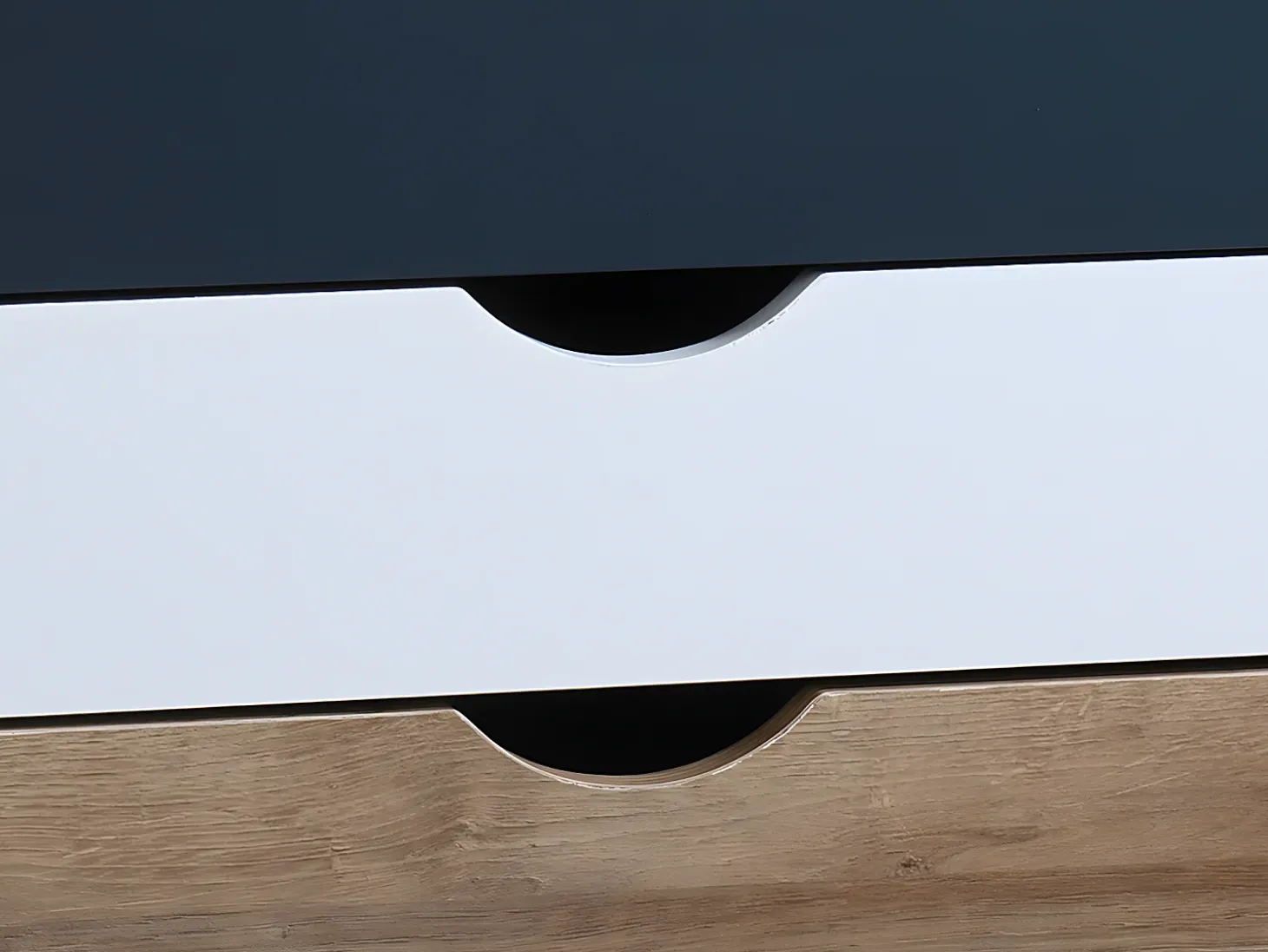 Conjunto de 2 mesas de cabeceira com 3 gavetas, nas cores branco natural e azul marinho - LURVIA