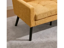 Conjunto de 2 sofás de dois lugares e cadeirões em linho amarelo com pés em madeira.