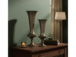 Conjunto de dois vasos em alumínio com acabamento em bronze