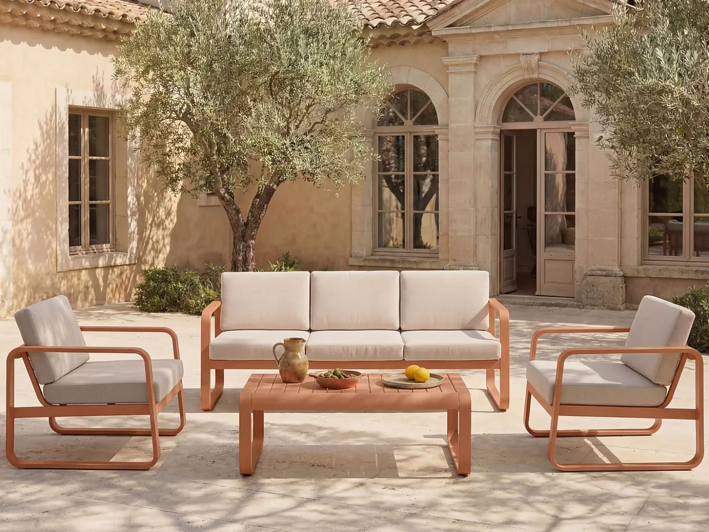 Conjunto de jardim em alumínio: 1 sofá de 3 lugares e 1 mesa de centro - Acobreado com almofadas bege - LOMIA de MYLIA