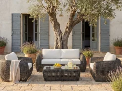 Conjunto de jardim em resina trançada: um sofá de jardim 2 lugares e 1 mesa de centro - Antracite com almofadas brancas - VEYRO da MYLIA