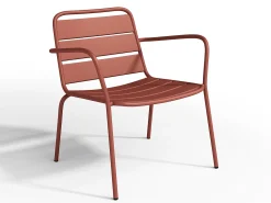 Conjunto de jardim metal terracota, 2 cadeirões baixos empilháveis e uma mesa de apoio