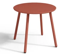 Conjunto de jardim metal terracota, 2 cadeirões baixos empilháveis e uma mesa de apoio