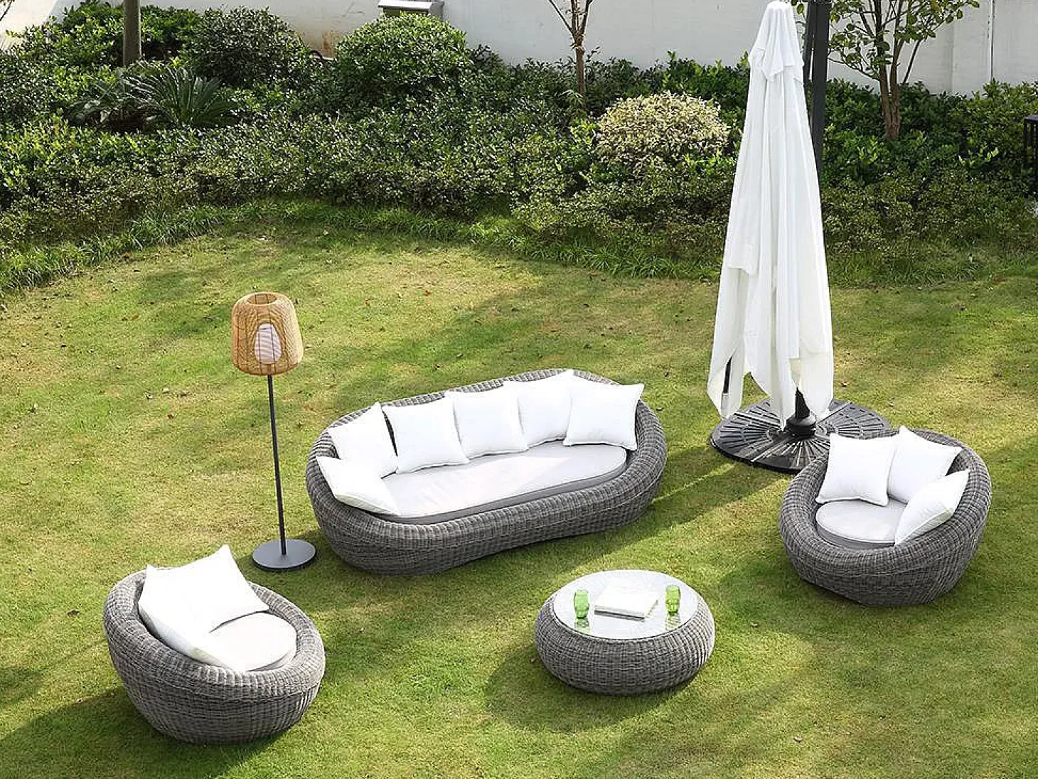 Conjunto jardim em resina entrançada cinza: sofá, 2 cadeirões e mesa de centro - WHITEHEAVEN