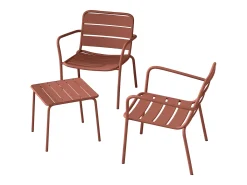 Conjunto jardim metal terracota: 2 cadeirões baixos empilháveis e mesa apoio quadrada