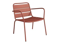 Conjunto jardim metal terracota: 2 cadeirões baixos empilháveis e mesa apoio quadrada