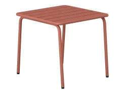 Conjunto jardim metal terracota: 2 cadeirões baixos empilháveis e mesa apoio quadrada