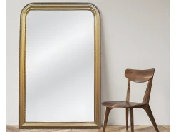 Espelho em madeira de paulownia, 80 cm de largura x 110 cm de altura, acabamento dourado com efeito latão, HELOISE